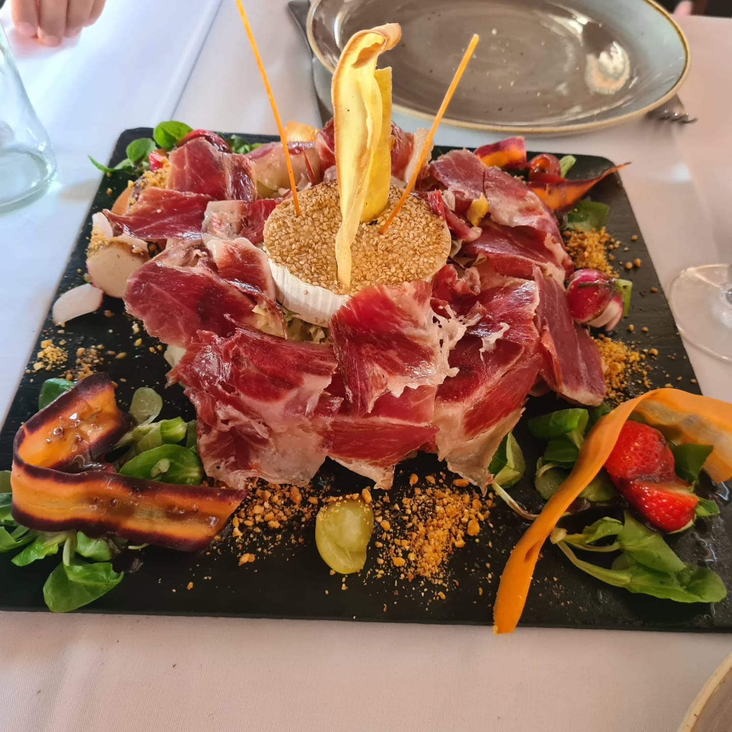 Amanida de pernil ibèric amb formatge de cabra i sèsam