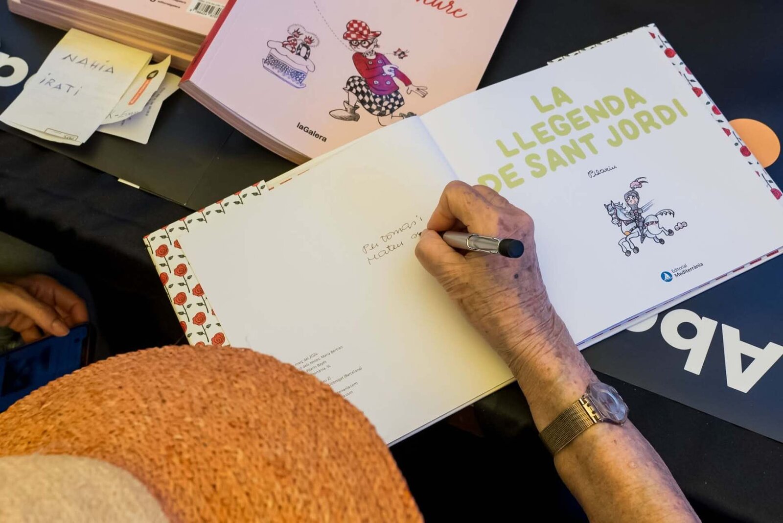 Signatura del llibre 'La llegenda de Sant Jordi' de Pilarín Bayés