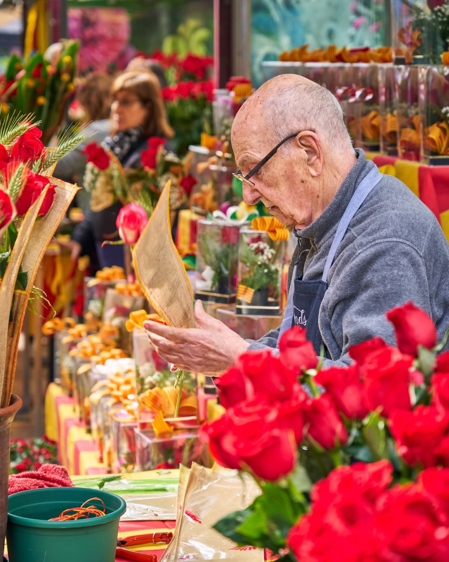 Mans de florista preparant roses per Sant Jordi