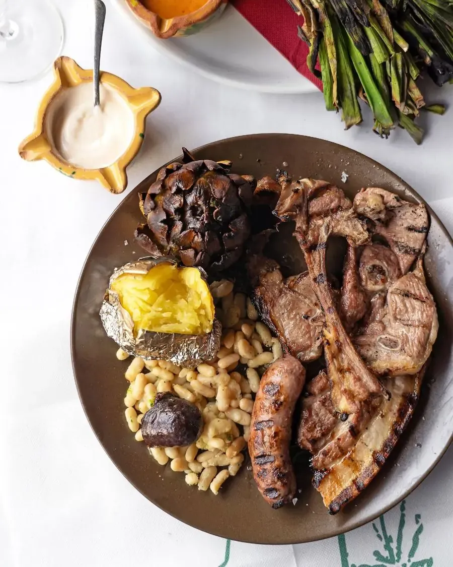 Plat complet de calçotada amb xai i botifarra a Cal Pastoret